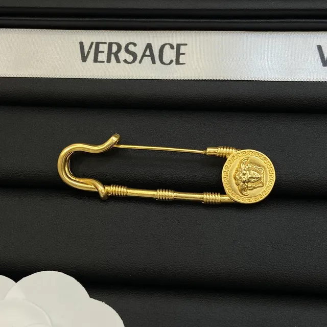 Broche Versace Tête de Méduse Dorée avec Épingle de Sécurité 6