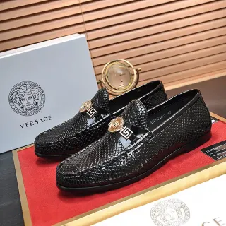Versace Odissea काला सांप त्वचा टेक्स्चर्ड लोफर्स