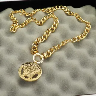 Versace Odissea Medusa Colgante Cadena Curb de tono dorado