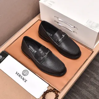 Versace Signature Loafer काला दानेदार चमड़ा लूफर