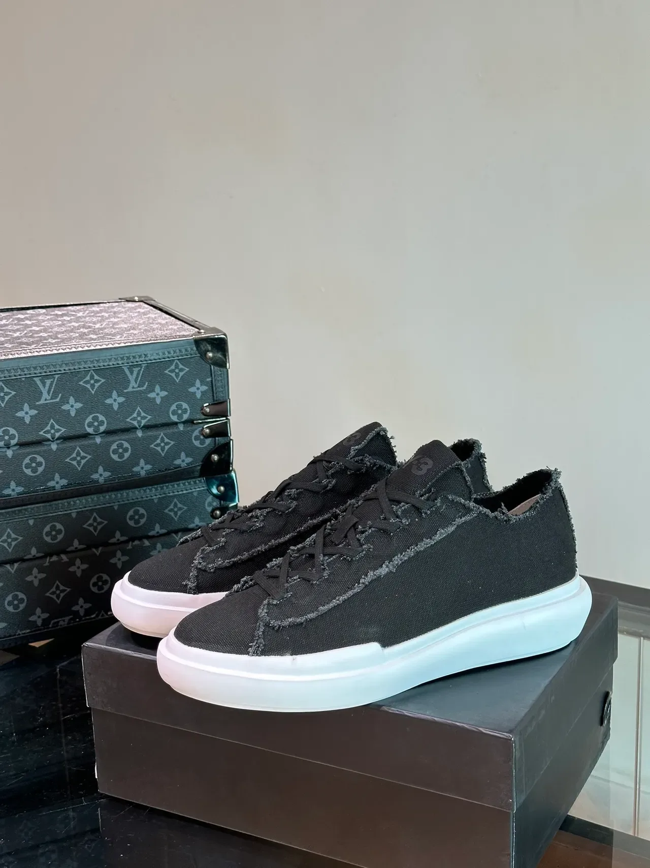 Y-3 Black White Frayed-Edge Canvas Low-Top Lifestyle Sneakers 5